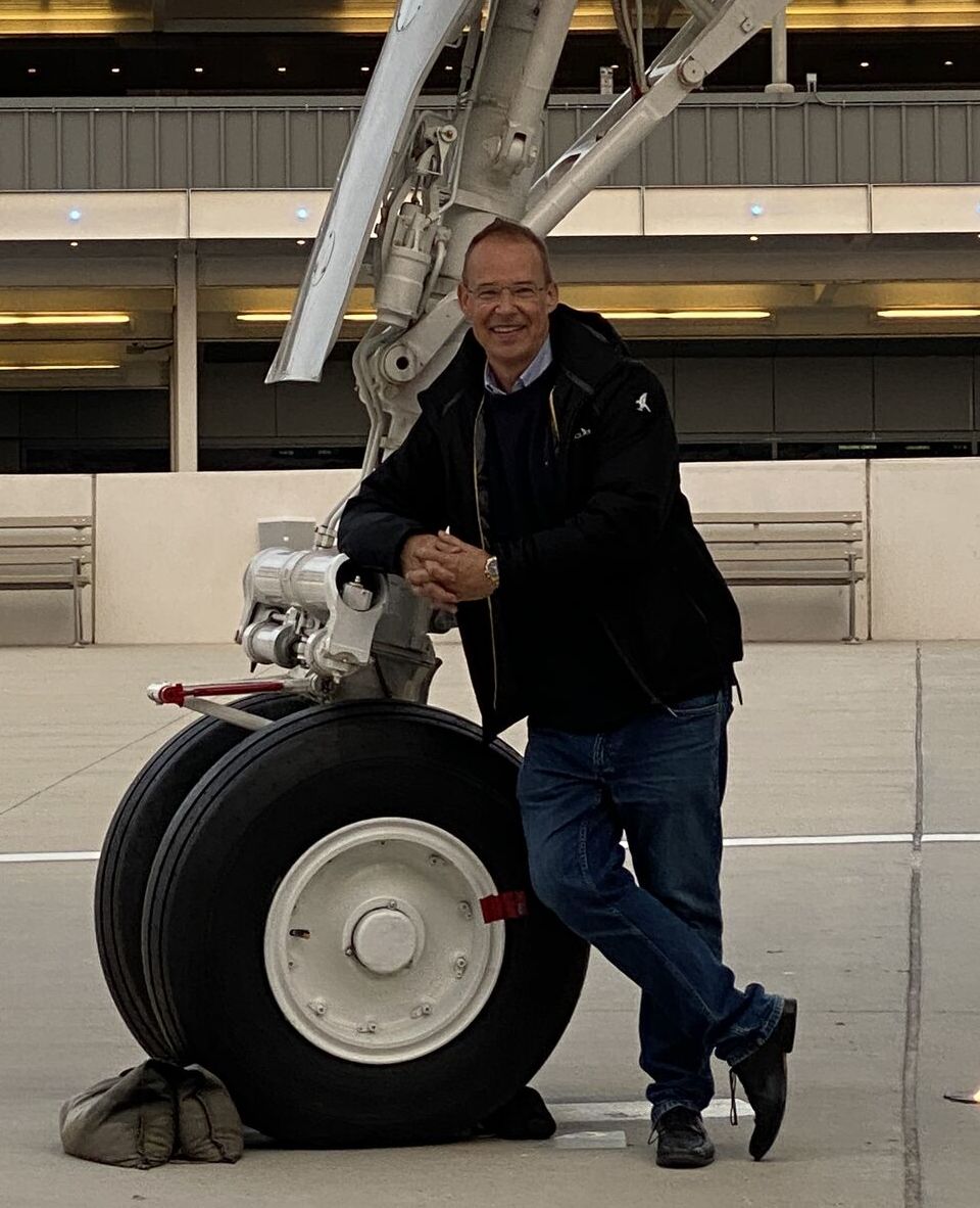 Bild: Prof. Dr. Christian Zielke - Welterfahrener Experte, lächelnd am Flugzeug. Botschaft: Gemeinsam abheben zu Ihren persönlichen und beruflichen Lebenszielen mit Zielkes Unterstützung
