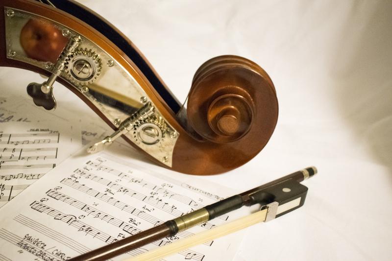 Bild: Kreative Harmonien - Ein Musikinstrument auf einem Blatt mit Musiknoten, künstlerisch angedeutet. Erfahren Sie mehr über Prof. Dr. Christian Zielke und seine vielfältigen Facetten