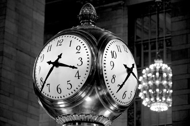 Bild: Zeitlose Bedeutung – Die beleuchtete Uhr an der New Yorker Central Station symbolisiert die langanhaltende Wirkung von Prof. Zielkes Vorträgen, Beratungen und Seminaren.